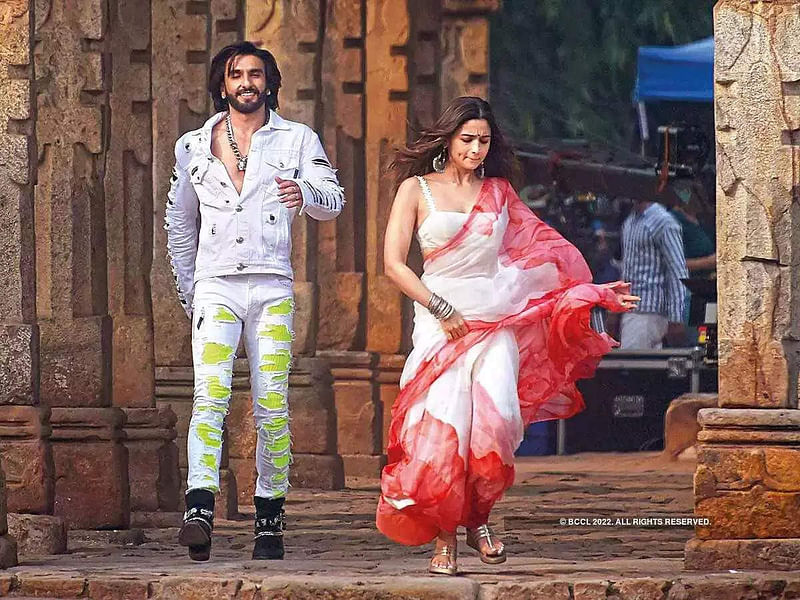 ‘রকি অউর রানি কি প্রেমকাহানি’র একটি দৃশ্যে রণবীর সিং ও আলিয়া ভাট