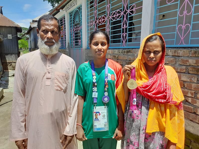 মা–বাবার সঙ্গে স্বর্ণা