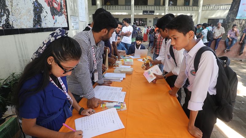 নিবন্ধন করা শিক্ষার্থীরা তাদের নাম জমা দিয়ে খাবার ও গেঞ্জি নিচ্ছে।