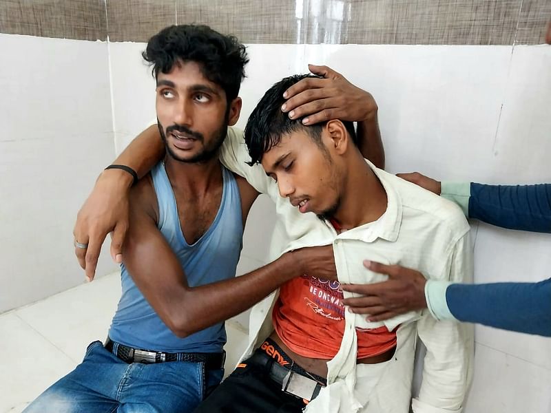 ভাঙড়ের ভোগালি গ্রামে আহত এক কর্মীকে চিকিৎসার জন্য স্থানীয় হাসপাতালে নেওয়া হয়েছে
