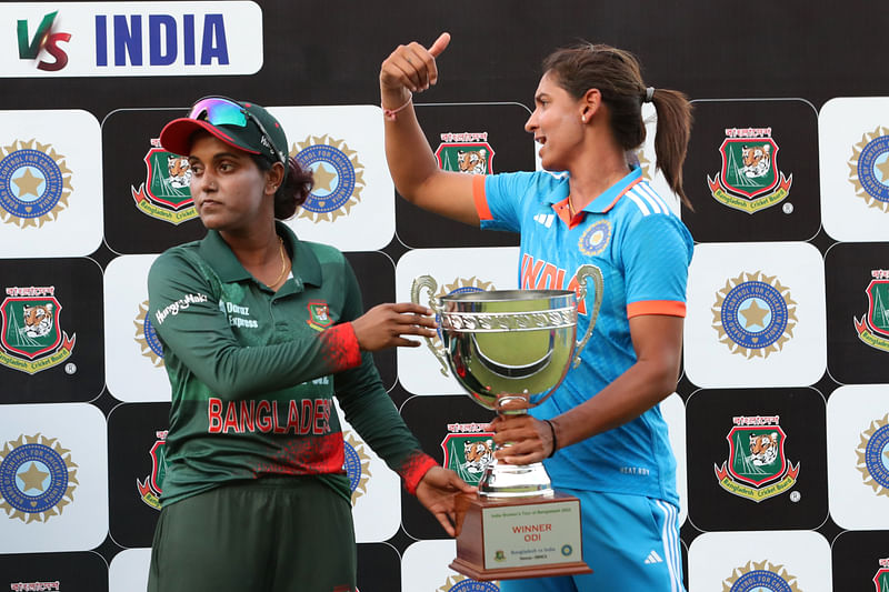 ওয়ানডে সিরিজের ট্রফি হাতে বাংলাদেশ অধিনায়ক নিগার সুলতানা ও ভারত অধিনায়ক হারমানপ্রীত