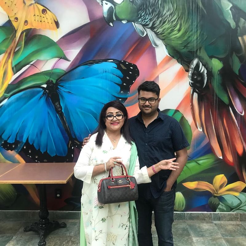 চাকরিজীবী ছেলে অনিকের মাঝে বিয়ের কথা শোনা গিয়েছিল। সেই প্রসঙ্গ উঠতেই ববিতা বললেন, বিয়ের ব্যাপারটা ওর ওপরই ছেড়ে দিয়েছি। আমারও ছেলের বউয়ের মুখ দেখতে ইচ্ছা করে, তবে কোনো চাপ দিতে চাই না।