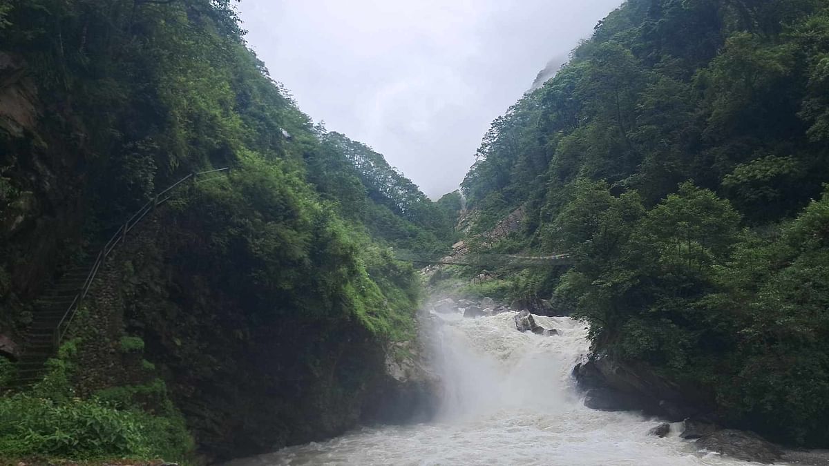 পাড়ি দিতে হয়েছে এমন সব পাহাড়ি নদীও