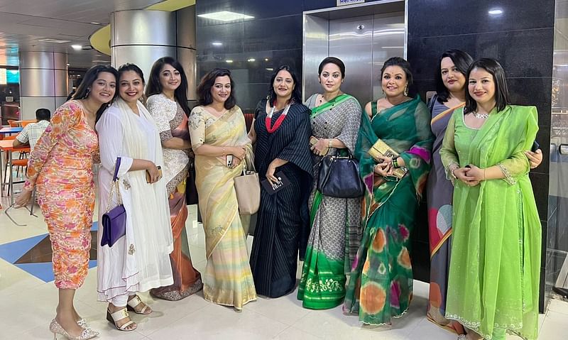ঢাকার মহাখালীর এস কে টাওয়ারের স্টার সিনেপ্লেক্সে ‘প্রহেলিকা’ ছবিটি দেখা শেষে প্রেক্ষাগৃহ থেকে বেরিয়ে যাওয়ার সময় (বাম থেকে) দীঘি, কোনাল, তানিয়া আহমেদ, মৌসুমী নাগ, অপি করিম, তারিন, মেহের আফরোজ শাওন, ঈশিতা ও ফারহানা নিশো