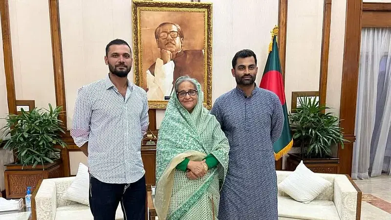 গণভবনে প্রধানমন্ত্রী শেখ হাসিনার সঙ্গে সাক্ষাৎ করেন তামিম ইকবাল, সঙ্গে ছিলেন সাবেক অধিনায়ক ও সংসদ সদস্য। এই সাক্ষাতের পর অবসরের সিদ্ধান্ত থেকে ফিরে আসেন তামিম