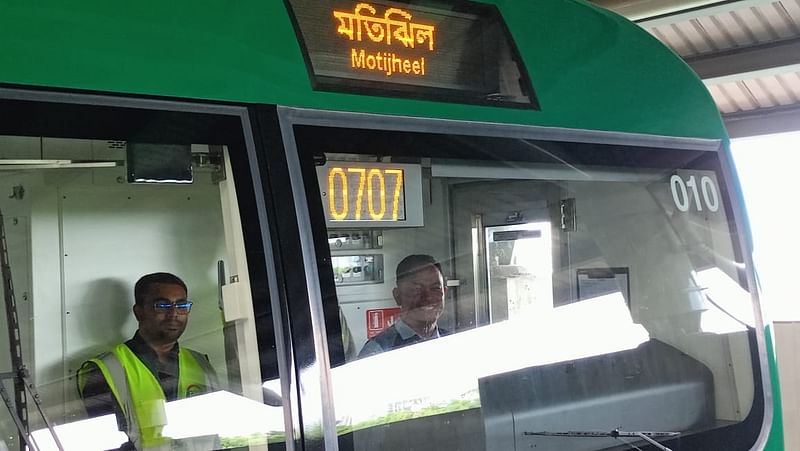 আগারগাঁও থেকে মতিঝিলের পথে পরীক্ষামূলকভাবে চলতে শুরু করেছে মেট্রোরেল। ৭ জুলাই, ঢাকা
