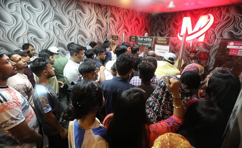 বগুড়ার মধুবন প্রেক্ষাগৃহে ‘প্রিয়তমা’ দেখতে কাউন্টারে দর্শকদের ভীড়