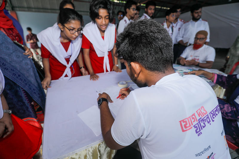 তথ্যকেন্দ্রে সকাল থেকেই ভিড় করে প্রতিযোগীরা।
