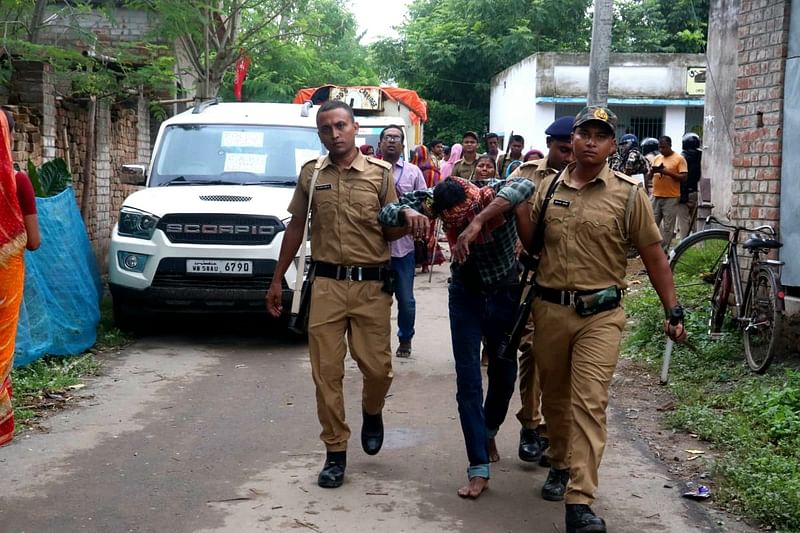 মুর্শিদাবাদের লালবাগে আহত এক ব্যক্তিকে পুলিশ উদ্ধার করে নিয়ে যাচ্ছে
