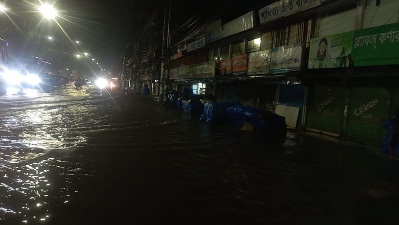 নিউমার্কেট এলাকা। রাত আটটা