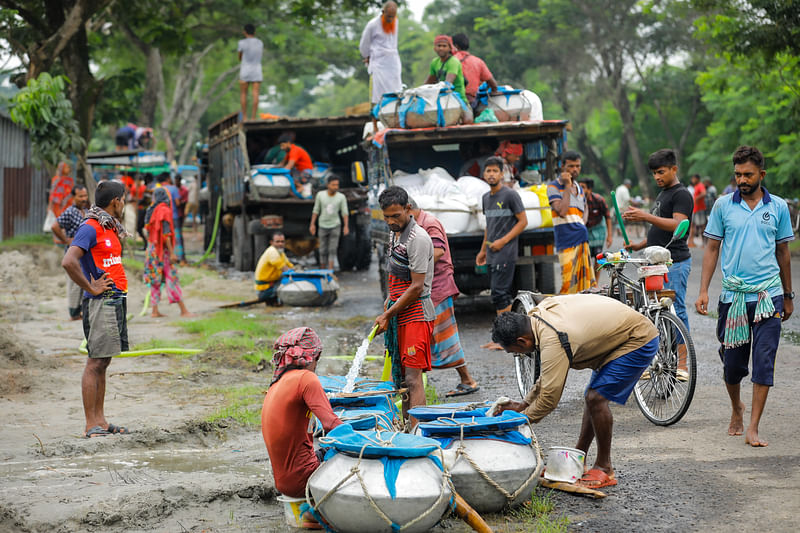 মাছের পোনা রাখা হাঁড়িতে দেওয়া হচ্ছে পানি। 