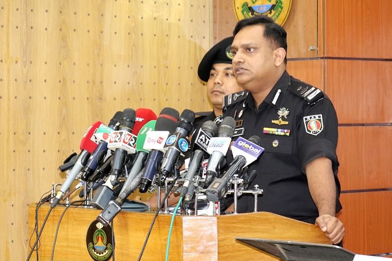 সংবাদ সম্মেলনে র্যাবের আইন ও গণমাধ্যম শাখার পরিচালক কমান্ডার খন্দকার আল মঈন