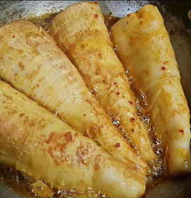 পাহাড়ের বাঁশের কোরল দিয়ে তৈরি খাবার