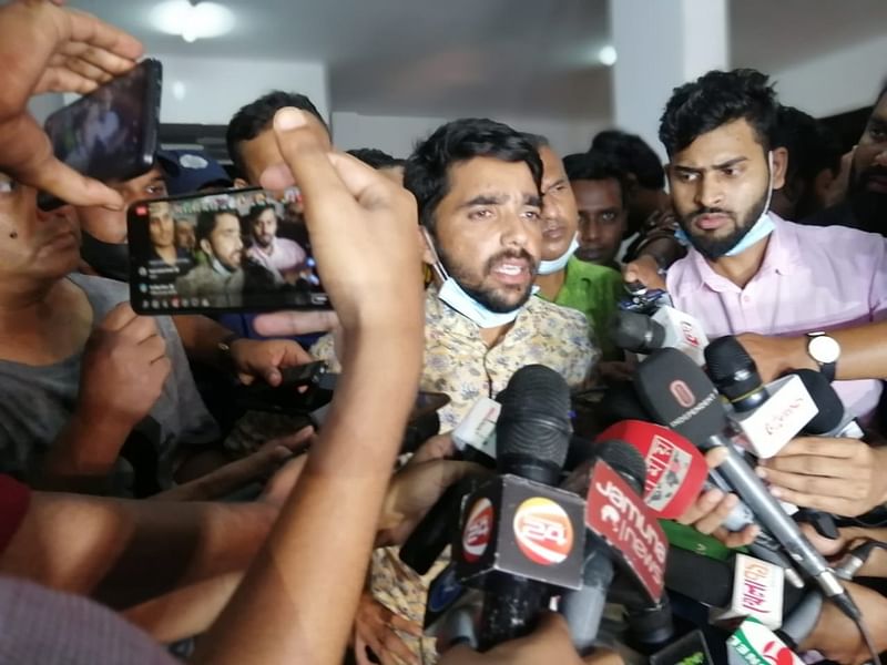 গত বছরের ৩১ মে টেস্ট অধিনায়কত্ব ছাড়ার ঘোষণা দেন মুমিনুল