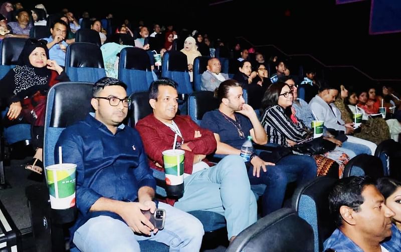 নিউইয়র্কের জামাইকা মাল্টিপ্লেক্সে দর্শকদের সঙ্গে ‘প্রিয়তমা’ ছবিটি উপভোগ করছেন শাকিব খান