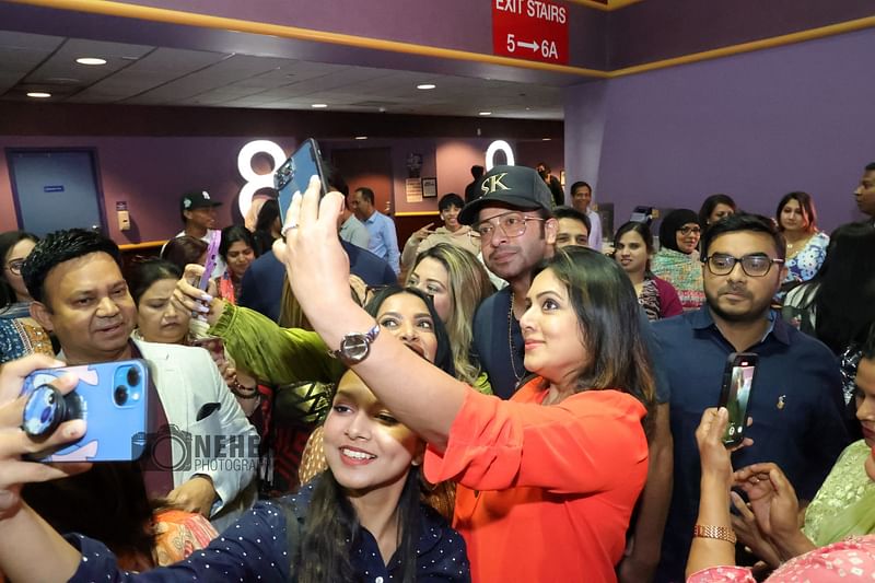 যুক্তরাষ্ট্রের নিউইয়র্কে ‘প্রিয়তমা’ দেখা শেষে ভক্তদের সেলফি আবদার মেটান শাকিব খান, পাশেই পরিচালক হিমেল আশরাফ