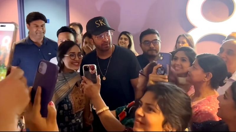 যুক্তরাষ্ট্রের নিউইয়র্কে ‘প্রিয়তমা’ দেখা শেষে ভক্তদের সেলফি আবদার মেটান শাকিব খান