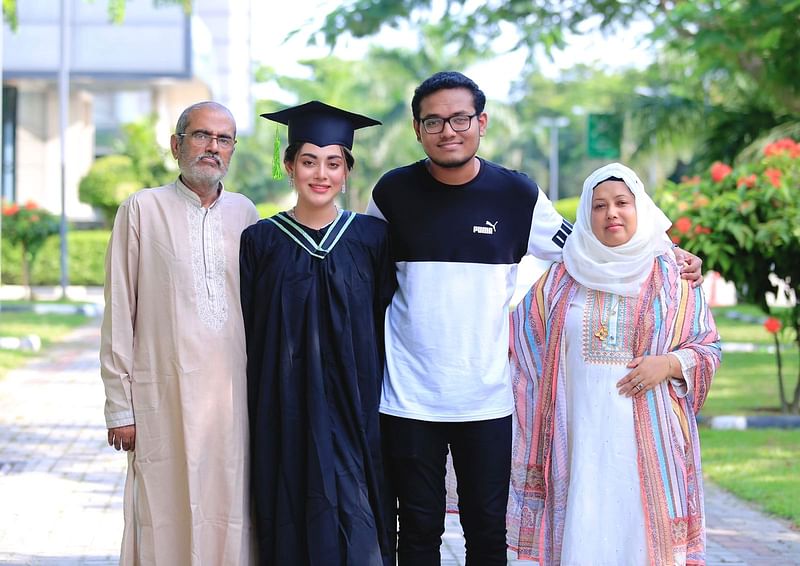 বাবা, মা ও ভাইয়ের সঙ্গে তমা