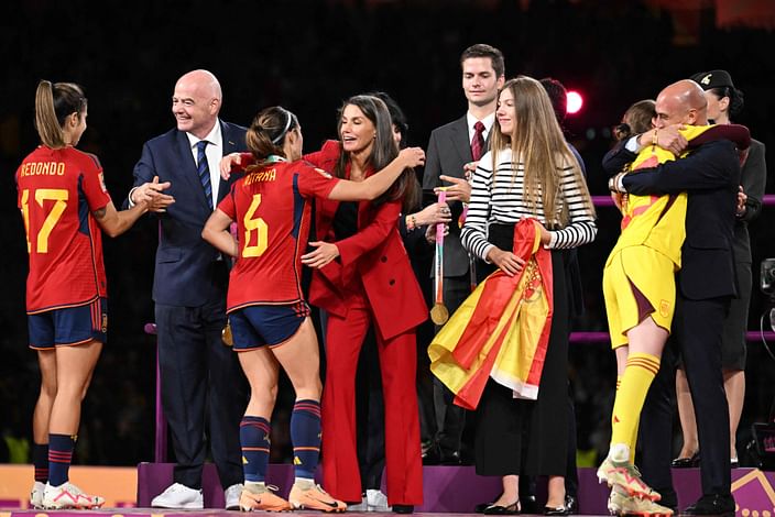 ঘটনার শুরু ফিফা নারী বিশ্বকাপ ফাইনালের পুরস্কার মঞ্চে