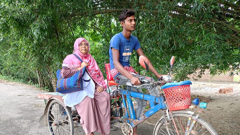 ১) ভ্যানে চড়ে চুয়াডাঙ্গা সদর উপজেলার আলুকদিয়া ইউনিয়নের ঝোড়াঘাটা গ্রামের কমিউনিটি ক্লিনিকে যাচ্ছেন এফডব্লিউএ রহিমা খাতুন। বৃহস্পতিবার সকালে।