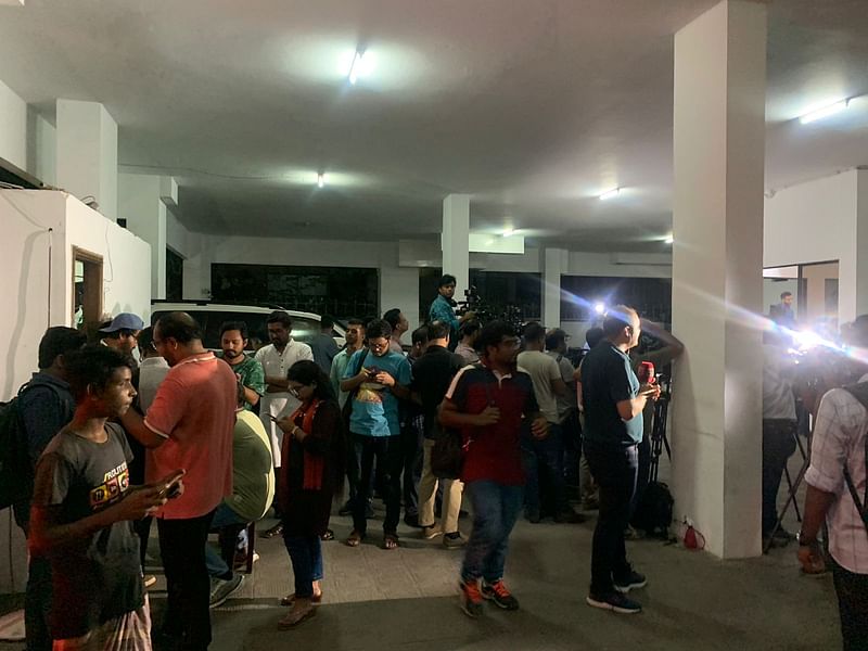 বিসিবি সভাপতির বাসভবনের গ্যারেজে সাংবাদিকরা