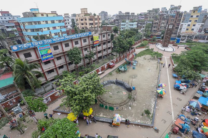 যাত্রাবাড়ী পার্কে (শহীদ শেখ রাসেল পার্ক) ক্যাফেটেরিয়া ও গণশৌচাগার বানিয়ে ইজারা দিয়েছে ঢাকা দক্ষিণ সিটি করপোরেশন। ইজারার শর্ত ভঙ্গ করে ১৮ কাঠার এই পার্কের ভেতরে শিশুপার্ক করা হয়েছে। এতে নাগরদোলা, ট্রেন, ঘোড়াসহ বিভিন্ন ধরনের খেলার সরঞ্জাম স্থাপন করা হয়েছে। যাত্রাবাড়ী মোড়ের এই পার্ক বছরে ১৩ লাখ ৭৫ হাজার টাকায় ইজারা দিয়েছে সিটি করপোরেশন।