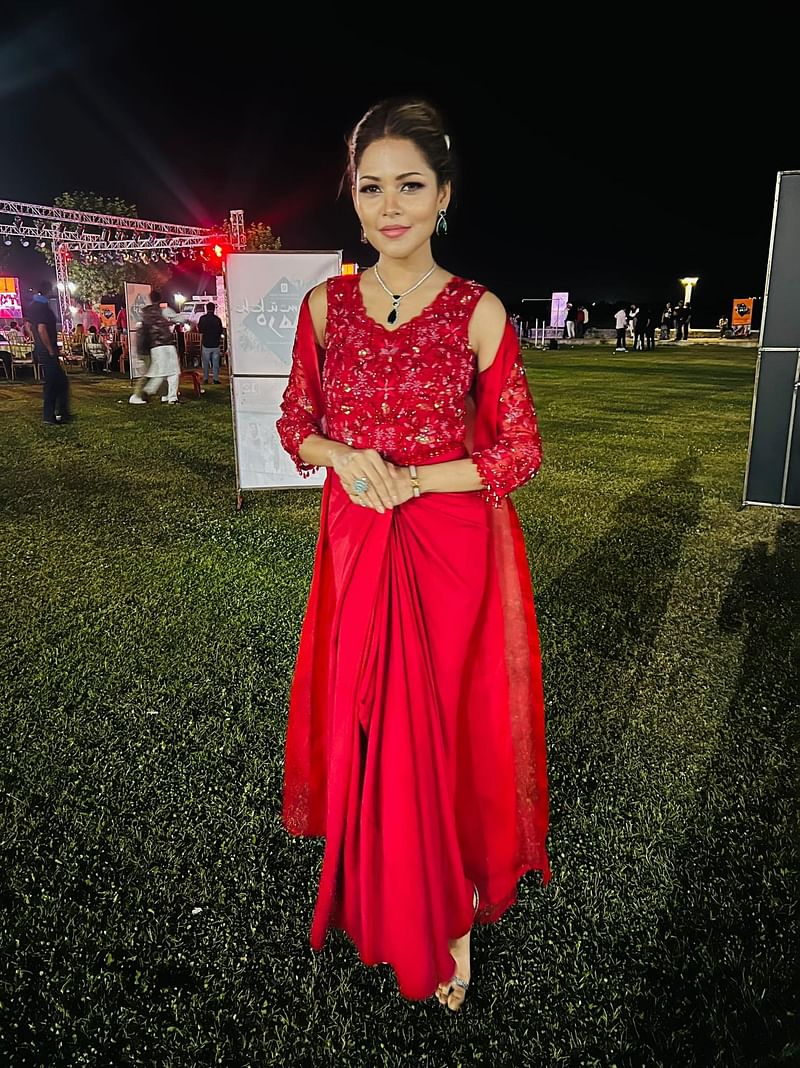 অনুষ্ঠানের শেষে এই পোশাকে সম্মাননা স্মারক নিতে ওঠেন পিয়া