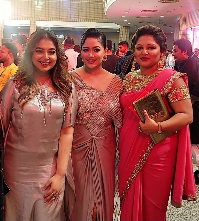 অনুষ্ঠানের একেবারে শেষ দিকে আসেন সংগীতশিল্পী দিঠি আনোয়ার