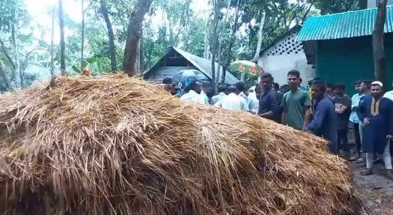 ভেঙে পড়া এই খড়ের গাদার নিচে চাপা পড়ে মৃত্যু হয় তিনজনের