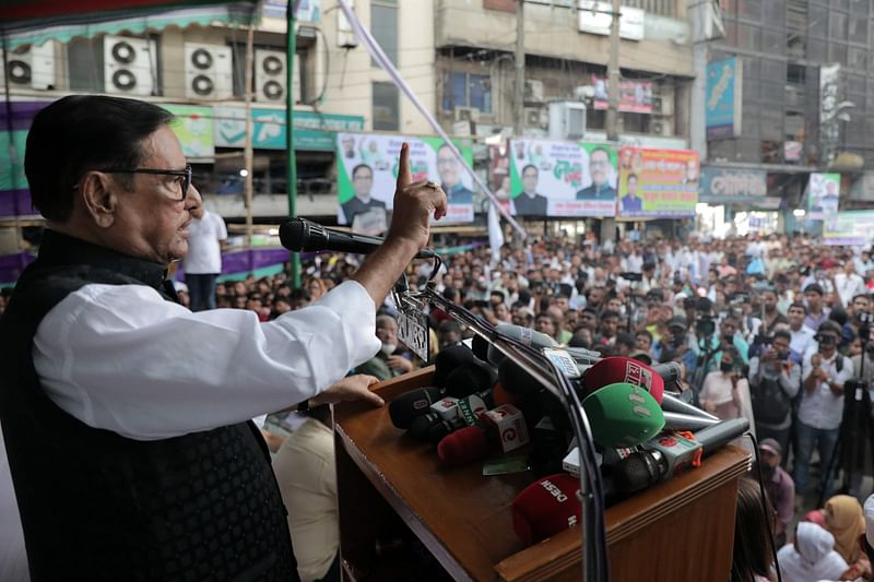 আওয়ামী লীগের কেন্দ্রীয় কার্যালয়ের সামনে আজ শান্তি ও উন্নয়ন সমাবেশে উপস্থিত নেতাকর্মীদের একাংশ