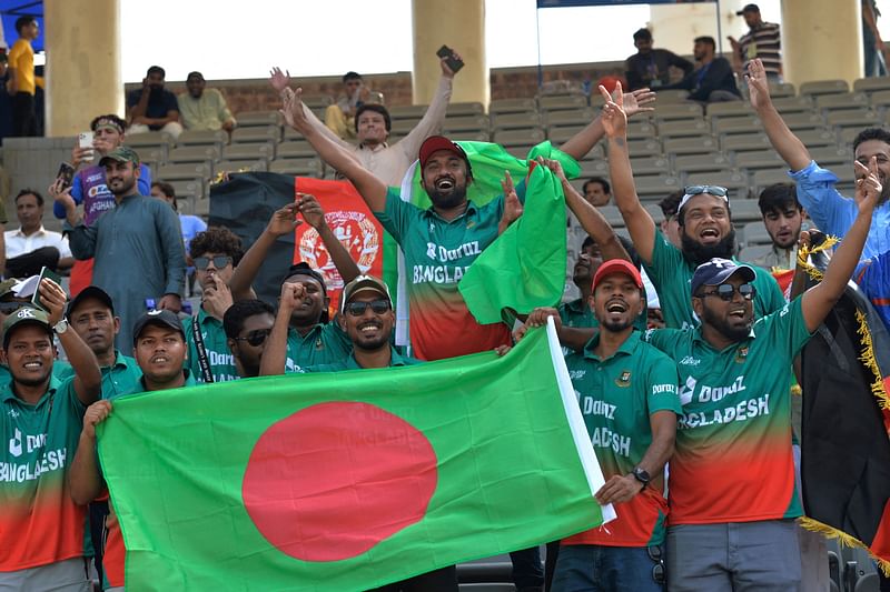 লাহোরের গ্যালারিতে বাংলাদেশ সমর্থকরা