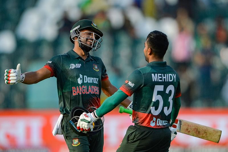 নাজমুল (বাঁয়ে) ও মিরাজের জোড়া সেঞ্চুরিতে বড় স্কোর গড়েছে বাংলাদেশ