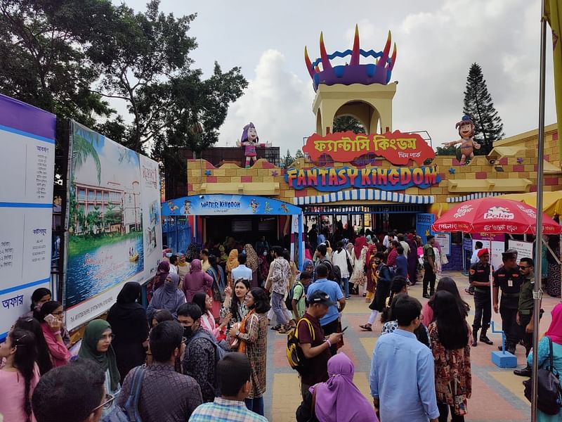 আশুলিয়ার ফ্যান্টাসি কিংডমের সামনে জড়ো হওয়া শিক্ষার্থীরা। 