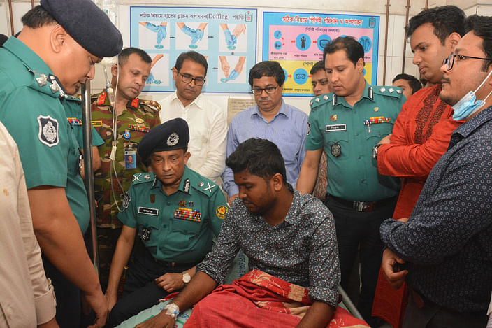 বঙ্গবন্ধু শেখ মুজিব মেডিকেল বিশ্ববিদ্যালয়ে চিকিৎসাধীন ছাত্রলীগের কেন্দ্রীয় সাংগঠনিক সম্পাদক আনোয়ার হোসেনকে দেখতে যান ডিএমপি কমিশনার খন্দকার গোলাম ফারুক। ঢাকা, ১২ সেপ্টেম্বর