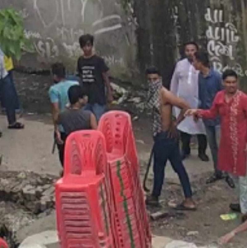 একজনের হাতে অস্ত্র দেখা যাচ্ছে