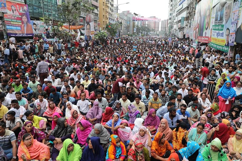 রাজধানীর নয়াপল্টনে বিএনপির সমাবেশে উপস্থিত নেতা-কর্মীদের একাংশ। আজ রোববার রাজধানীর নয়াপল্টনের বিএনপি কেন্দ্রীয় অফিস সামনে