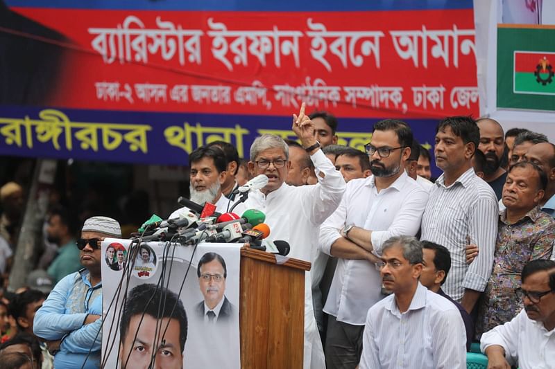 আগামী ৪৮ ঘণ্টার মধ্যে খালেদা জিয়াকে মুক্তি দেওয়ার দাবি জানিয়েছেন বিএনপির মহাসচিব মির্জা ফখরুল ইসলাম আলমগীর। আজ রোববার নয়াপল্টনে বিএনপির কেন্দ্রীয় কার্যালয়ের সামনে