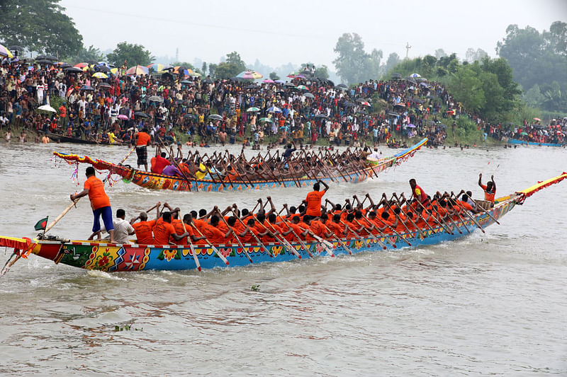 কিনারা ও নদীজুড়েই মানুষের ঢল। উপভোগ করছেন বাইচ খেলা। 