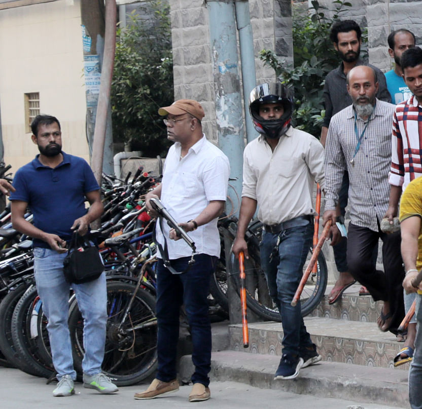 পোশাকশ্রমিকদের বিক্ষোভ ঠেকাতে মাঠে নামেন আগ্নেয়াস্ত্র হাতে যুবলীগ নেতা আওলাদ হোসেন। তাঁকে গুলি ছুড়তেও দেখেন প্রত্যক্ষদর্শীরা।
মঙ্গলবার ঢাকার মিরপুরের পল্লবী এলাকায়।