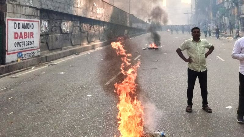 রাস্তায় বিভিন্ন জায়গায় বিএনপি কর্মী–সমর্থকদের আগুন