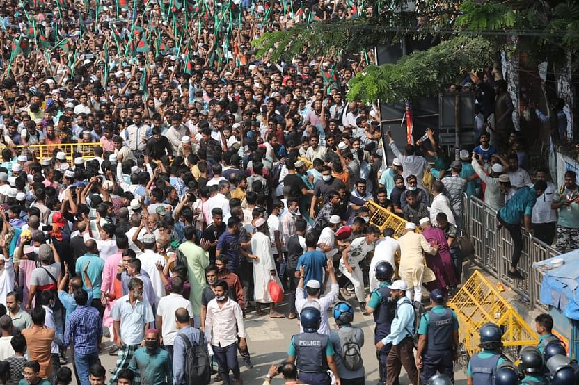 পুলিশের ব্যারিকেড সরিয়ে ফেলছেন জামায়াতের নেতা-কর্মীরা