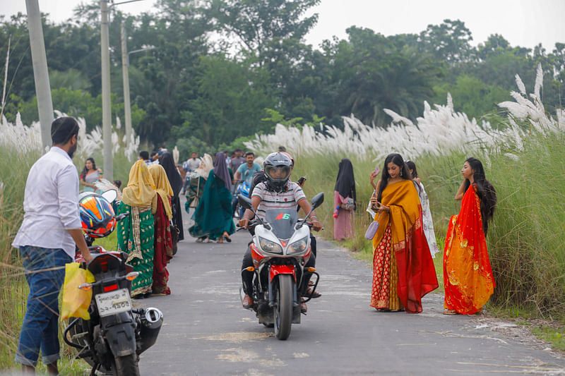 কাশফুলের সৌন্দর্য উপভোগ করতে দর্শনার্থীদের ঢল। 