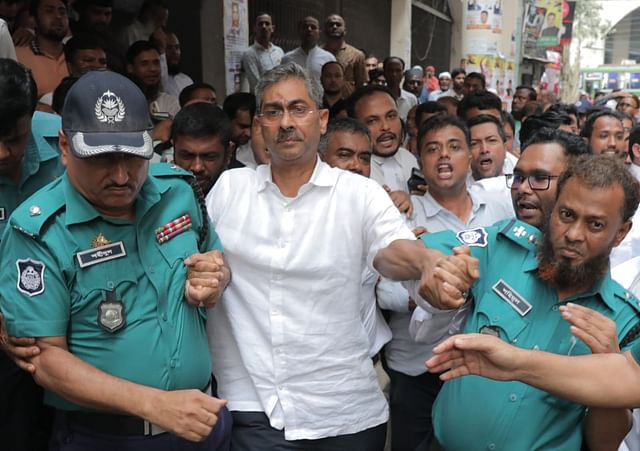 শহীদ উদ্দিন চৌধুরী এ্যানিকে আদালত থেকে নিয়ে যাওয়া হচ্ছে। ঢাকা, ১১ অক্টোবর