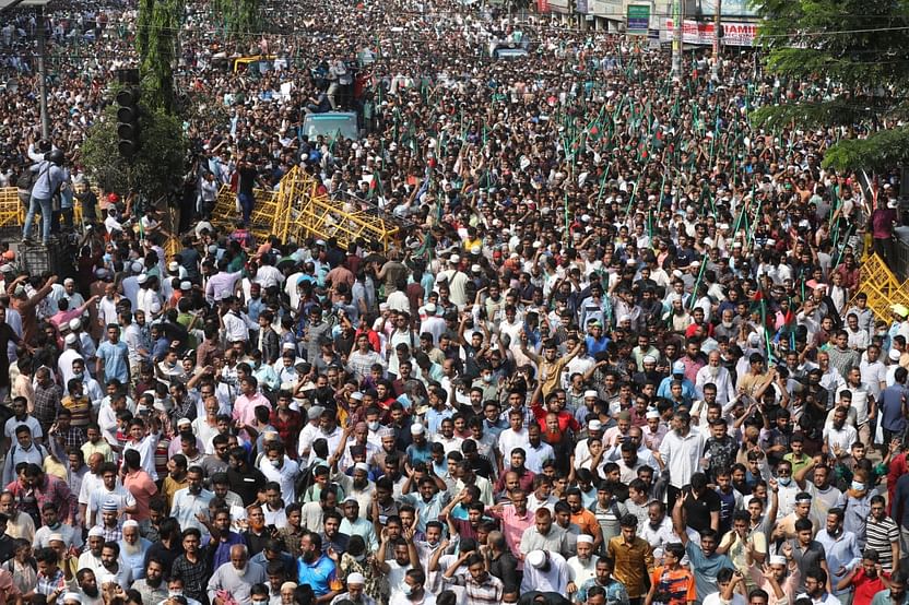 পুলিশের ব্যারিকেড ভেঙে ফেলেছেন জামায়াতের নেতা-কর্মীরা