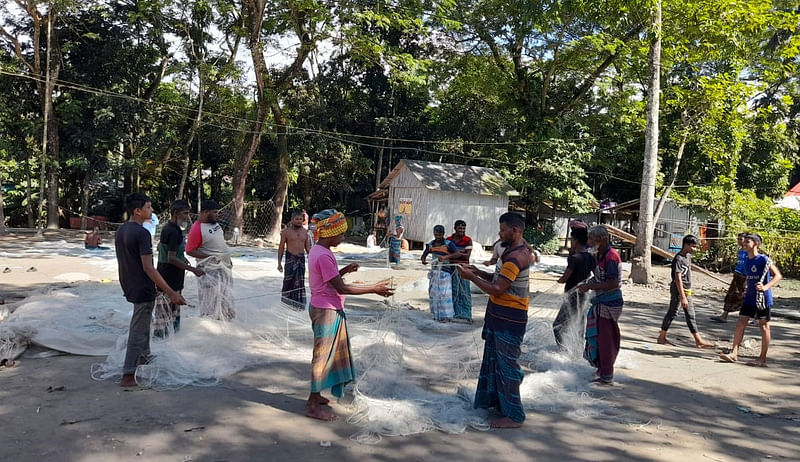  ২২ দিনের নিষেধাজ্ঞার কারণে বন্ধ মাছ ধরা। কর্মহীন জেলেরা এখন জাল মেরামতে ব্যস্ত। গতকাল সকালে লক্ষ্মীপুরের রায়পুর উপজেলার চর বংশী নাইয়াপড়া এলাকায়। প্রথম আলো