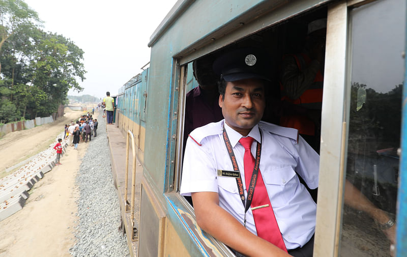 লোকোমাস্টার মাহফুজ রহমান ট্রেনটি চট্টগ্রাম থেকে কক্সবাজার নিয়ে যান