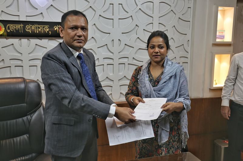 পাবনা-২ আসনে মনোনয়নপত্র জমা দেন কণ্ঠশিল্পী ডলি সায়ন্তনী