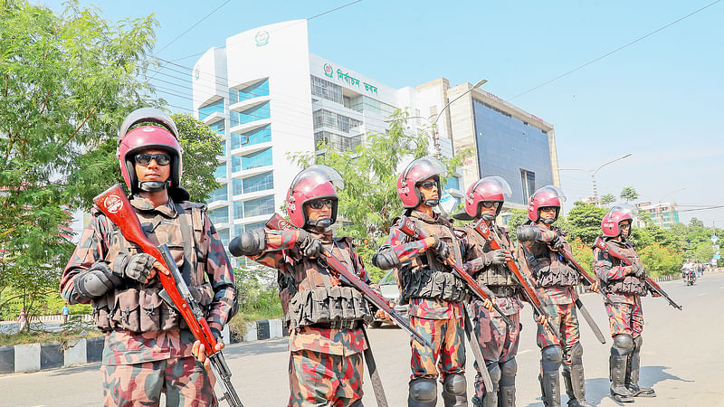 আইনশৃঙ্খলা রক্ষাকারী বাহিনীর কড়া নিরাপত্তায় বুধবার দ্বাদশ জাতীয় সংসদ নির্বাচনের তফসিল ঘোষণা হয়