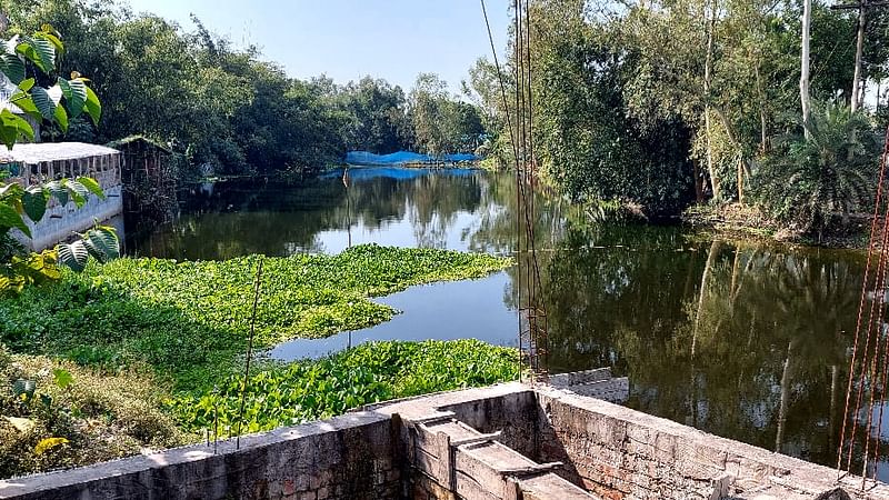 নীলফামারীর ডিমলা উপজেলার শুটিবাড়ি নামক স্থানে কুমলাই নদী।  দখলে এ নদীর প্রাণ ওষ্ঠাগত।