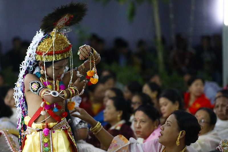 নৃত্য শুরুর আগে বিশেষ পোশাক পরে প্রস্তুত এক শিশু
